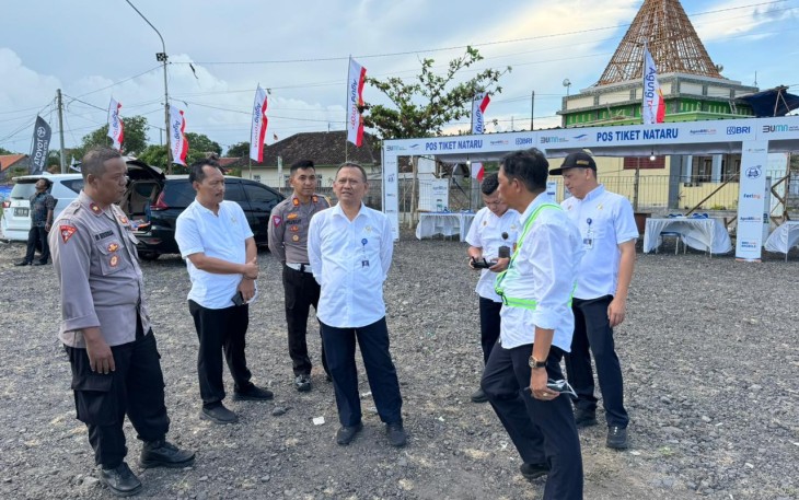 Direktur Transportasi Danau, Sungai, dan Penyeberangan Lilik Handoyo saat melakukan peninjauan di Pelabuhan Gilimanuk, Jembrana, Bali Selasa (26/12)