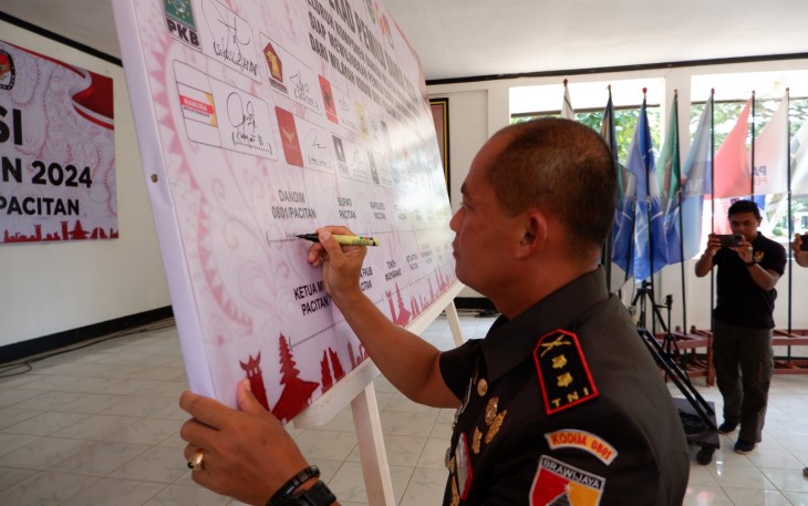 Komandan Kodim Letkol Inf Roliyanto S.I.P.,M.I.P Saat Menandatangani Deklarasi Damai 