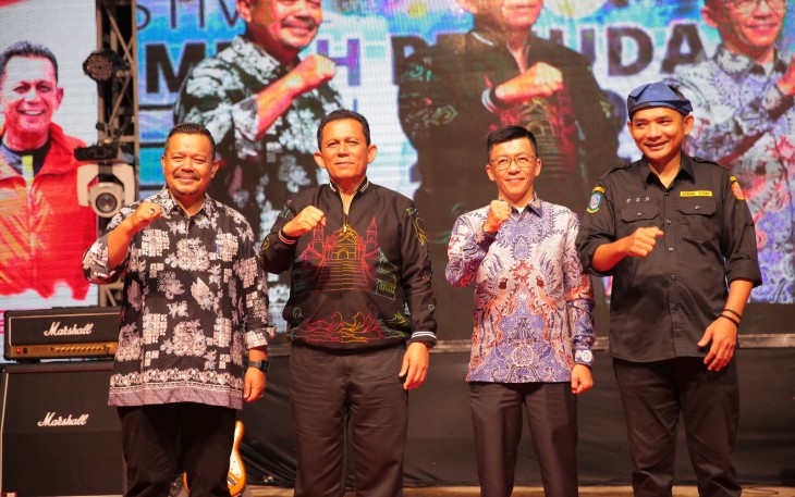 Masyarakat Tumpah Ruah Memadati Pelataran Tugu Sirih 