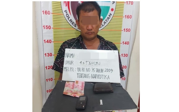 Tersangka dan barang bukti ditahan Sat Resnarkoba Polres Tapsel guna pemeriksaan lebih lanjut