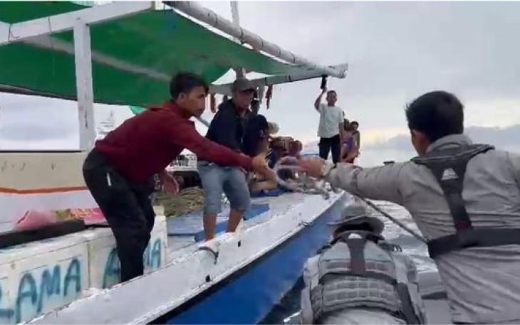 Bakamla RI saat Selamatkan Nelayan di Selat Makassar