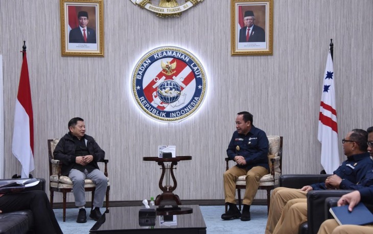 Kepala Bakamla RI Laksdya TNI Dr. Aan Kurnia saat menerima kunjungan Menteri  PPN/Kepala Bappenas Suharso Monoarfa, di Markas Besar Bakamla RI, Menteng, Jakarta Pusat, Kamis (30/03/2023).