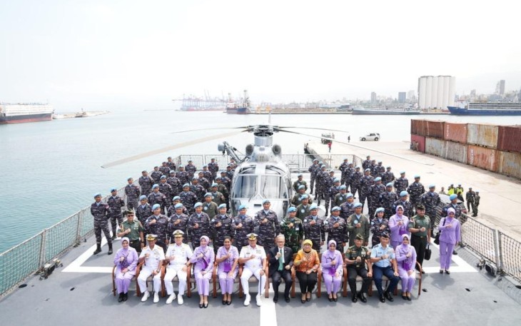 Panglima TNI Laksamana TNI Yudo Margono yang didampingi oleh Ny. Vero Yudo Margono saat memberikan pengarahan kepada Prajurit TNI yang tengah melaksanakan misi perdamaian dunia dibawah United Nations Interim Force in Lebanon (UNIFIL) dan KRI Frans Kaisiepo-368 yang tergabung dalam Satgas Maritime Task Force (MTF) TNI Konga XXVIII-N/UNIFIL, Lebanon, pada  Jumat (26/05/2023) lalu. 