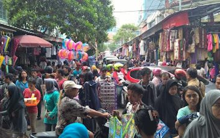 Suasana pasar lama Jatinegara Foto : Website/Djangkaru Bumi