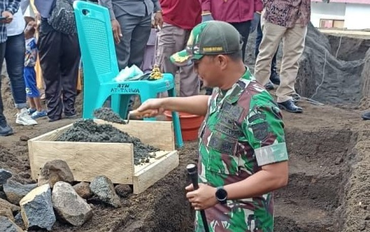 Dandim 1310/Bitung saat meletakan batu pertama pembangunan Masjid di Relokasi Camp Pasar Tua.