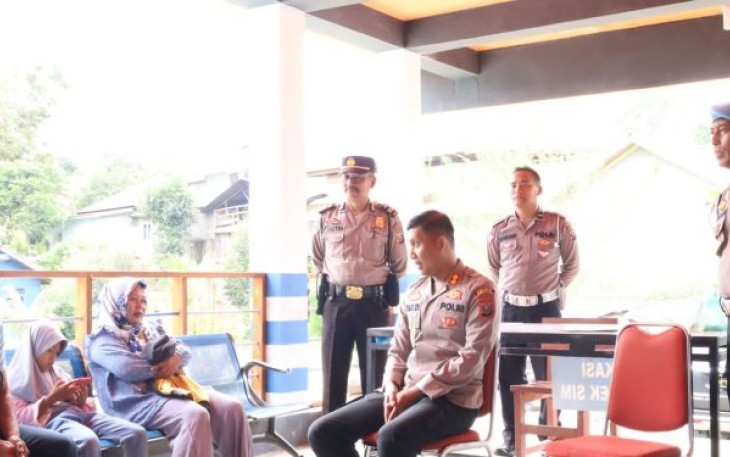 AKBP Imam Zamroni, SIK, MH, kerap kali terlihat humble (rendah hati) serta ramah dalam berbagai kesempatan saat bertemu dengan masyarakat. Orang nomor satu di jajaran Polres Tapanuli Selatan (Tapsel) itu beberapa kali kedapatan, bercengkrama ramah seraya melayani masyarakat.