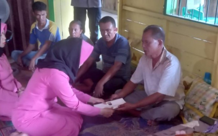 Ketua Bhayangkari Cabang Tapanuli Selatan (Tapsel), Ny Fitri Imam Zamroni, hadir langsung melayat ke Rumah duka anggotanya yang meninggal dunia, Jumat (28/7/2023)