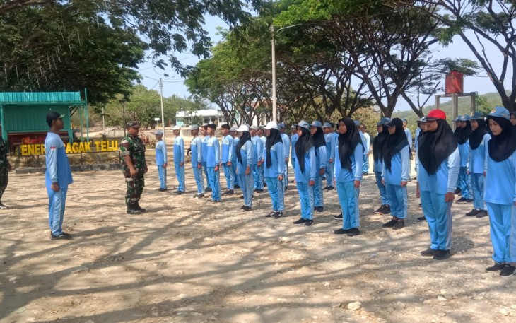 Serda Andik Babinsa Koramil 0801/09 Sudimoro Kodim 0801/Pacitan memberikan pemahaman tentang Wawasan Kebangsaan kepada para siswa siswi di SMK 1 Sudimoro, Kab. Pacitan, Rabu (27/12/2023)