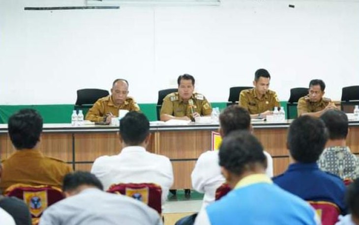 Wakil Bupati Labusel saat Pimpin Rapat Pemantapan Pasar Murah