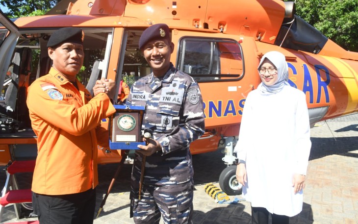 Komandan Pangkalan TNI AL (Danlanal) Banyuwangi Letkol Laut (P) Indra Nusha R bersama Kepala Kantor SAR Surabaya Muhammad Hariyadi dan Bupati Kabupaten Banyuwangi Hj. Ipuk Fiestiandani, S. Pd melaksanakan Patroli Udara di Pelabuhan Tanjungwangi Ketapang Banyuwangi dan Pelabuhan Gilimanuk Bali, Sabtu (23/12/2023)