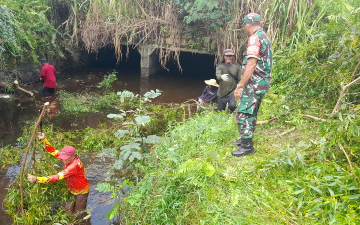 Babinsa Panarung saat Gotong Royong Bersihkan Saluran Air 