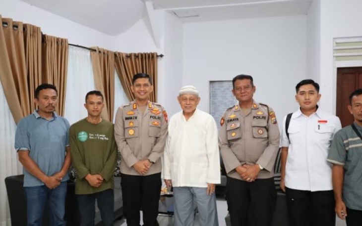 Kapolres Tapsel AKBP Imam Zamroni, SIK, MH, photo bersama Mayjen (Purn) MB Hutagalung. Suasana pemberian hibah itu, berlangsung dengan penuh kekeluargaan.