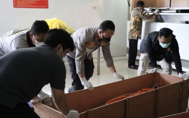 Jenazah Pasutri Asal Lampung saat akan dibawa pihak keluarganya