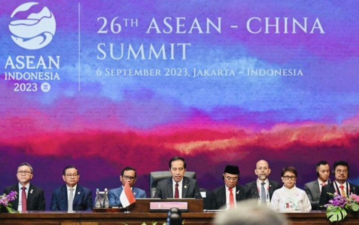 Presiden Joko Widodo saat memimpin KTT ke-26 ASEAN Plus Three (APT) yang digelar di Ruang Cenderawasih, Jakarta Convention Center (JCC), Jakarta, pada Rabu, 6 September 2023.