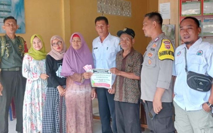 Pemdes Tanjung Bunga saat Salurkan BLT-DD ke 19 KPM Triwulan Pertama