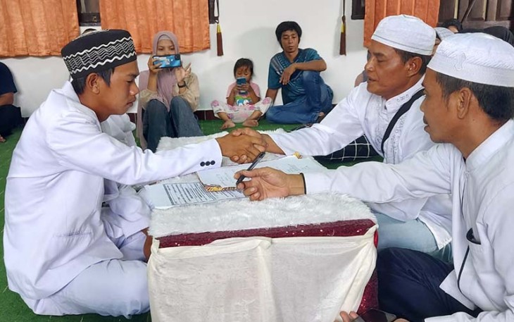 2 Sejoli Nikah di Hadapan Orang Tua