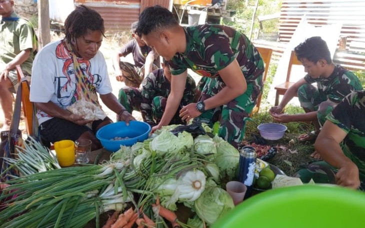 Satgas Yonif 143/TWEJ bersama warga mengadakan masak dan makan bersama sebagai wujud syukur atas melimpahnya hasil berkebun masyarakat di Kampung Oknanggul, Distrik Kiwirok, Kab. Pegunungan Bintang, Papua Pegunungan, Kamis (20/7/2023).