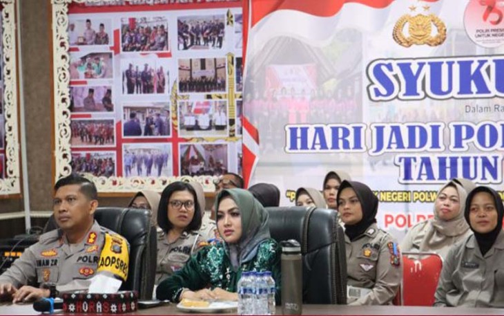 Ketua Bhayangkari Cabang Tapsel, Ny Fitri Imam, tampak mendampingi Kapolres dalam kegiatan Syukuran HUT Polwan ke-75 yang berlangsung secara virtual dari Polda Sumut di Aula Pratidina Mako Polres Tapsel, Senin (4/9/2023) pagi.
