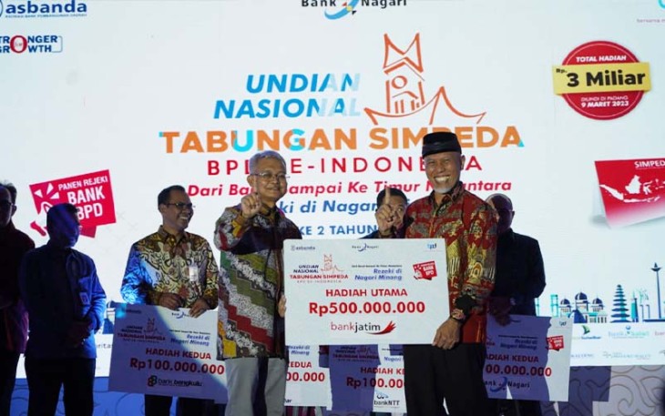 Penyerahan hadiah undian secara simbolis