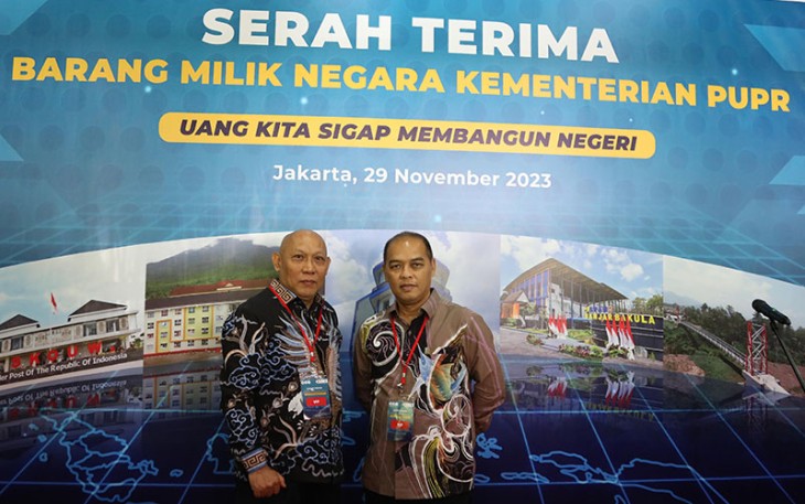 Kepala Biro Umum BP Batam, Budi Susilo (kiri) saat menghadiri seremoni Serah Terima Barang Milik Negara (BMN) Kementerian Pekerjaan Umum dan Perumahan Rakyat RI Tahun 2023, pada Rabu (29/11/2023).