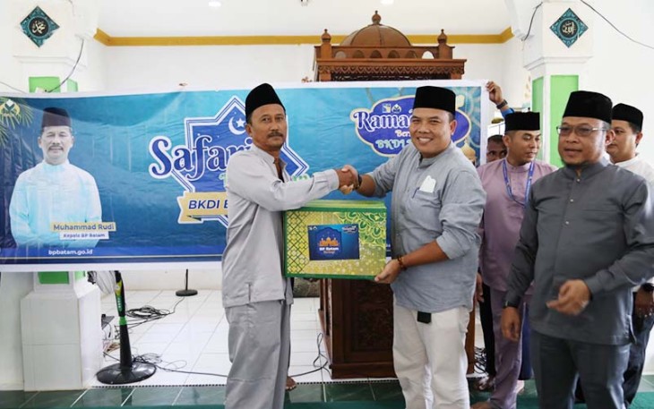 BP Batam saat Salurkan Bantuan Sosial Pembangunan Masjid Nurul Bahari di Pulau Akar