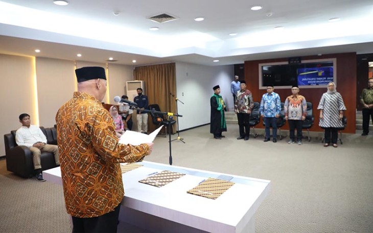 Anggota Bidang Administrasi dan Keuangan Wahjoe Triwidijo Koentjoro (batik coklat) memberikan ucapan selamat kepada Ponco Subekti Direktur Infrastruktur Kawasan usai dilantik Kamis, 16 Maret 2023.