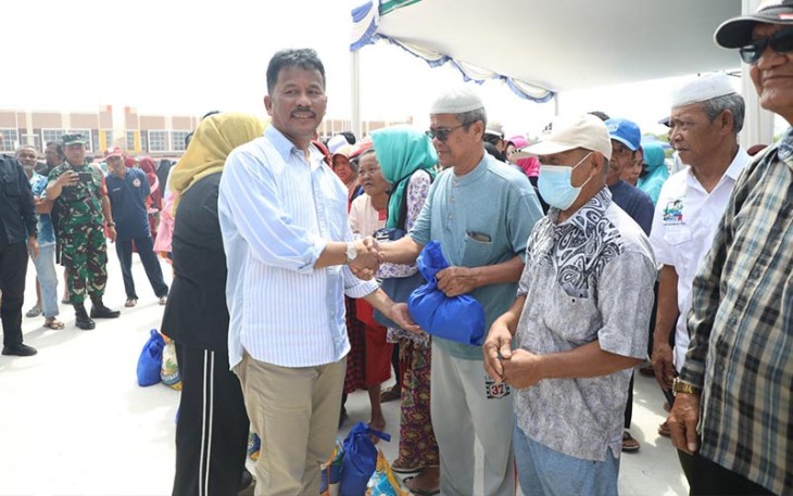 Kepala BP Batam, Muhammad Rudi mendistribusikan paket sembako bersubsidi di Kelurahan Batu Besar, Minggu (19/03/2023)