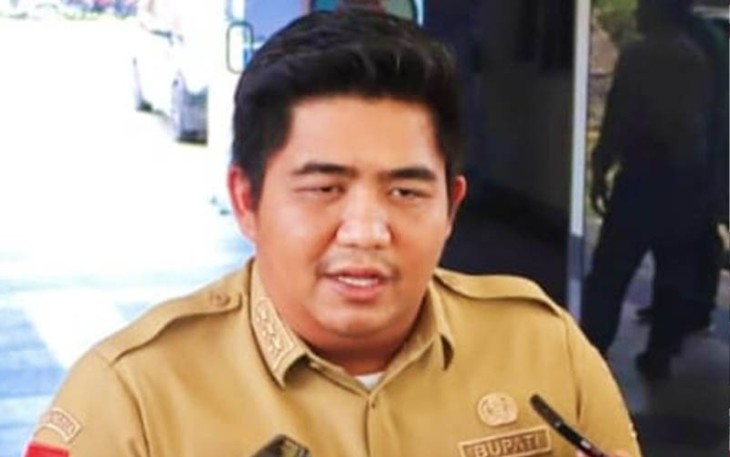 Bupati Bintan Roby Kurniawan saat diwawancarai Wartawan