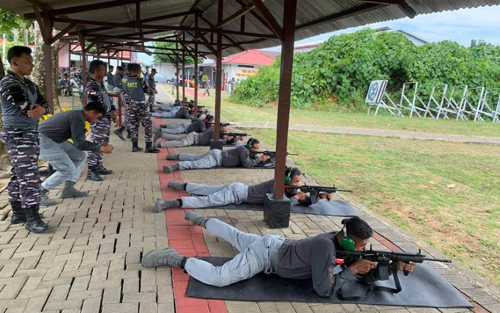 Bakamla RI saat Latihan Menembak Personel Zona Bakamla Tengah