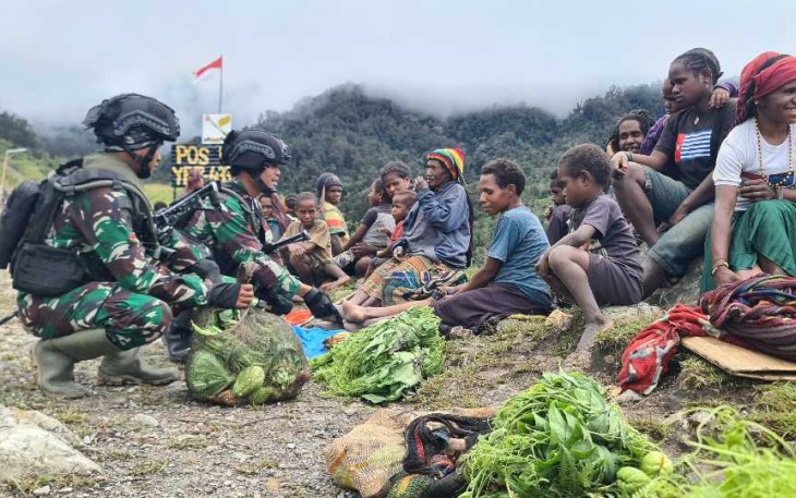 Prajurit satgas Yonif PR 433/JS memborong hasil bumi masyarakat distrik Dal, Papua, Kamis (6/7)