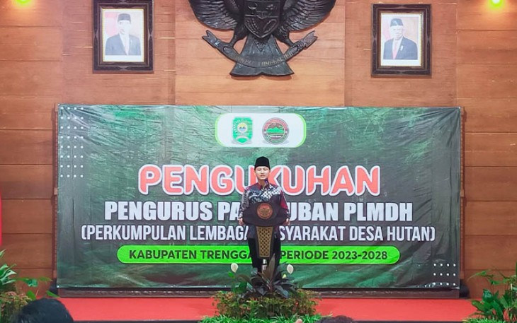 Bupati Trenggalek, Mochamad Nur Arifin, saat mengukuhkan pengurus Paguyuban Masyarakat Desa Hutan (PLMDH) di Pendapa Manggala Praja Nugraha, Senin (13/2/2022).