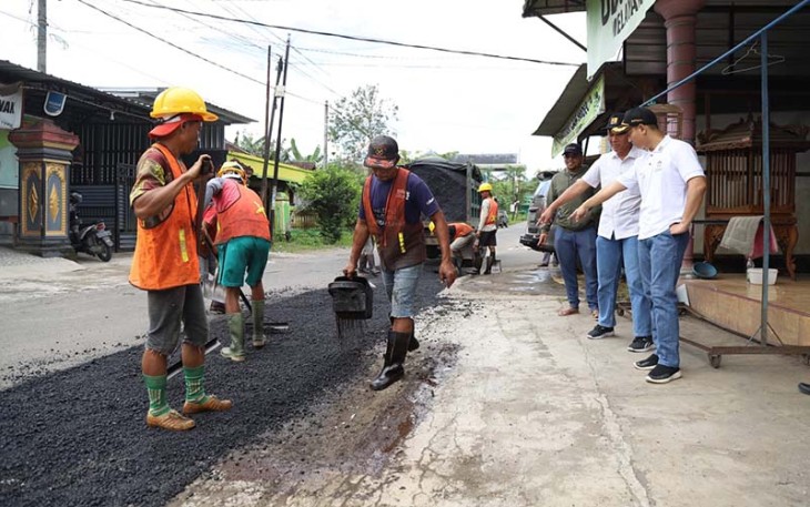 Bupati Trenggalek, Mochamad Nur Arifin, di dampingi Kepada Dinas PUPR, pada saat meninjau proses perbaikan jalan, di Jalan Trenggalek - Ponorogo, Desa Gondang Kecamatan Tugu, Sabtu (4/3/2023) (Foto Hardi Rangga klikwarta.com)