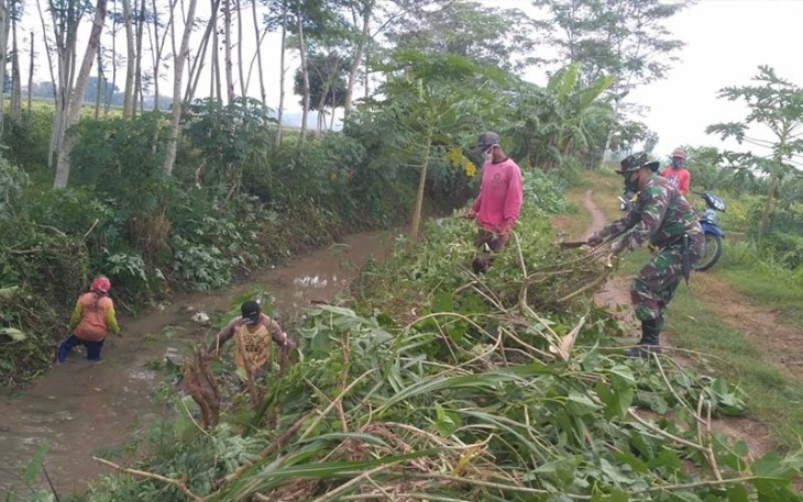 Sertu Suparno Bersama Warga saat kerja Bakti Bersihkan Bekas Penebangan Pohon