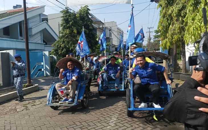 Emil Dardak saat Daftarkan 120 Caleg DPRD Jatim diantar menggunakan Bentor.
