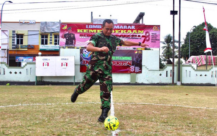 Dandim 1310/Bitung menendang Bola pada saat pembukaan pertandingan perdana