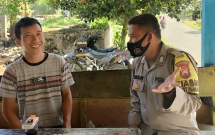 Bhabinkamtibmas Polsek Kerkap Saat Menghimbau warga desa binanya untuk sadar akan kewajiban menjaga keamanan 
