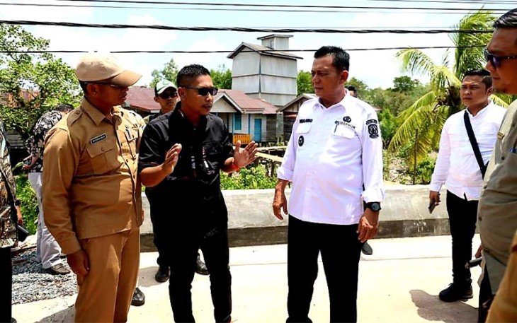 Gubernur Kepulauan Riau H. Ansar Ahmad saat meninjau Kampung Belukap-Nerekeh guna menyasikan hasil pekerjaan pembangunan 5 box culvert tahun anggaran 2022 lalu yang telah selesai, Selasa (14/3). 