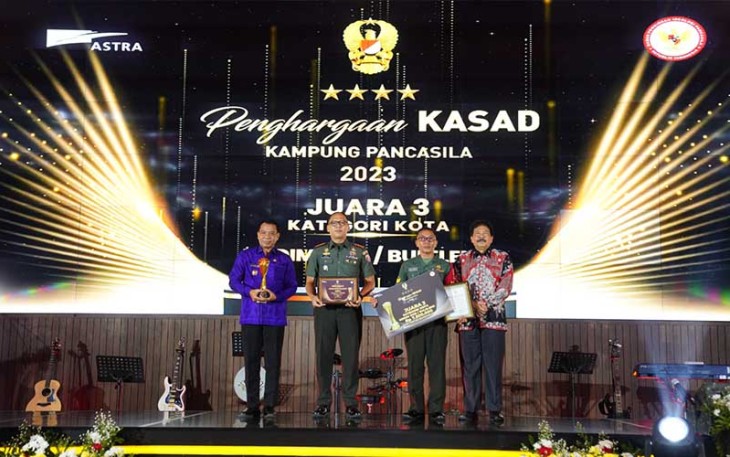 Dandim 1609/Buleleng saat menerima penghargaan Kasad