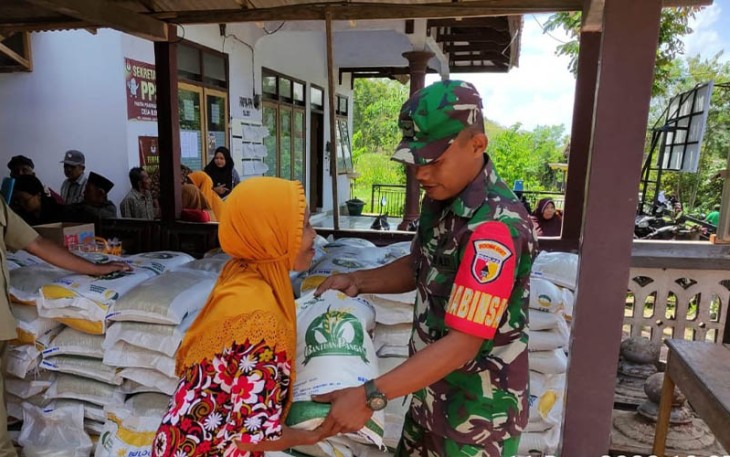 Penyaluran Bantuan Pangan Tahap II Alokasi Desember 2023 di Balai Desa Blendis Kecamatan Gondang Kabupaten Tulungagung Jawa Timur, Senin (11/12/2023).