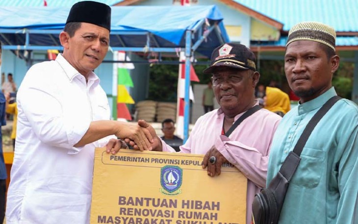Gubernur Ansar saat berikan bantuan Renovasi Rumah Masyarakat Suku Laut di Tanjung Kelit, Lingga 