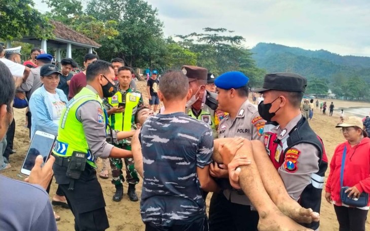 Prajurit Lanal Malang saat evakuasi korban terseret arus ombak di pantai Prigi