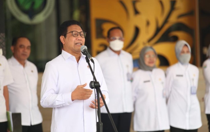 Abdul Halim Iskandar menjadi pembina Apel gabungan Awal tahun di Lingkungan Kemendes PDTT, pada Senin 02/01/23
