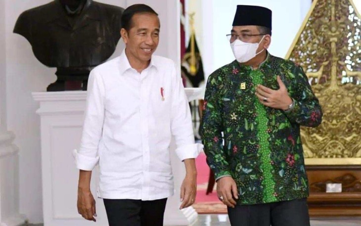 Presiden Jokowi bersama Ketum PBNU Yahya Cholil Staquf di Istana Merdeka Jakarta, Senin (2/1)