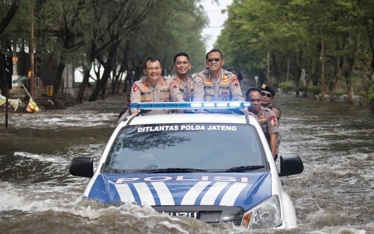 Kapolda Jateng Irjen Pol Ahmad Luthfi saat meninjau lokasi banjir gunakan mobil Jeep, Selasa (3/1)