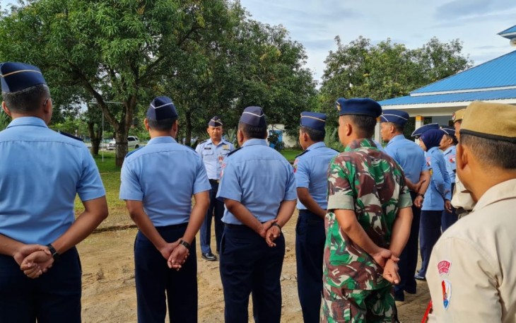 Kadisops Lanud Sugiri Sukani Mayor Lek Ichsan Irhamsyah saat pengecekan kerapihan personel. Rabu (4/1) 