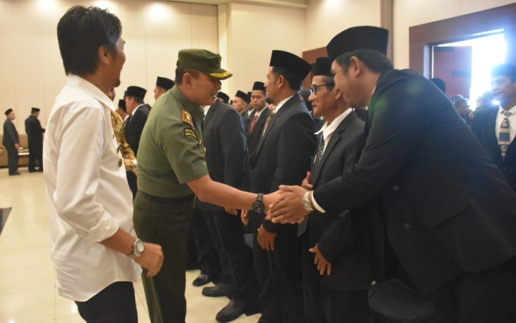 Dandim 0803/Madiun Letkol Inf Meina Helmi saat memberikan selamat pelantikan PPK