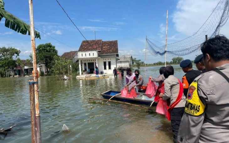 Anggota Polwan Polresta Pati salurkan bantuan untuk korban banjir