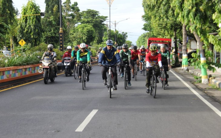 Dandim 0803/Madiun Letkol Inf Meina Helmi gowes bersama Danrem 081/DSJ