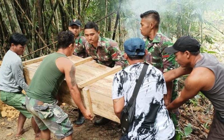 Satgas perbatasan bantu proses pemakaman warga