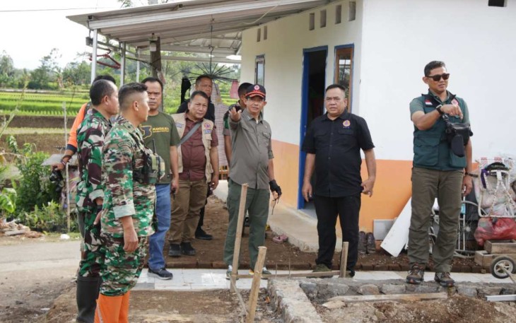 Kepala Badan Nasional Penanggulangan Bencana Letjen TNI Suharyanto (topi hitam) melakukan peninjauan pembangunan rumah di Kp Cipetir, Desa Ciwalen, Cianjur, Jawa Barat, Jumat (6/1).